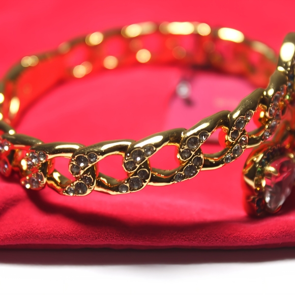 NWT KURT GEIGER LONDON DUAL PAVÉ HEART HEAD GOLD TONE HINGE CUFF BANGLE BRACELET - Picture 2 of 6